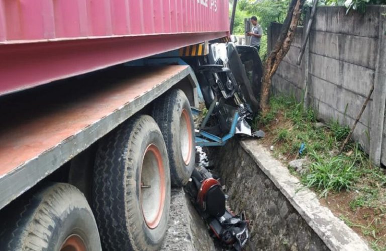 Ngeblong di Tanjakan Lembah Abang, Truk Kontainer Tabrak Mobil dan 2 Motor