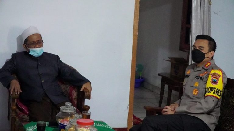 Gencarkan Vaksinasi, Kapolres Semarang Sowan KH Nurkholis Thohir Gencarkan Vaksinasi, Kapolres Semarang Sowan KH Nurkholis Thohir