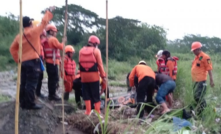 Warga Asinan Tewas Kecebur Saluran Air: Jenazah Pembonceng Ditemukan di Sungai Tinjomoyo Warga Asinan Tewas Kecebur Saluran Air: Jenazah Pembonceng Ditemukan di Sungai Tinjomoyo