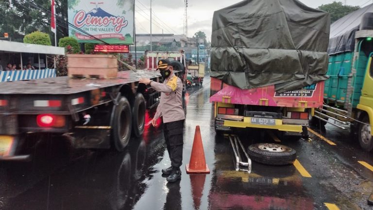 Biang Kemacetan Libur Nataru, Dua Kejadian Lalu Lintas di Depan Cimory Biang Kemacetan Libur Nataru, Dua Kejadian Lalu Lintas di Depan Cimory