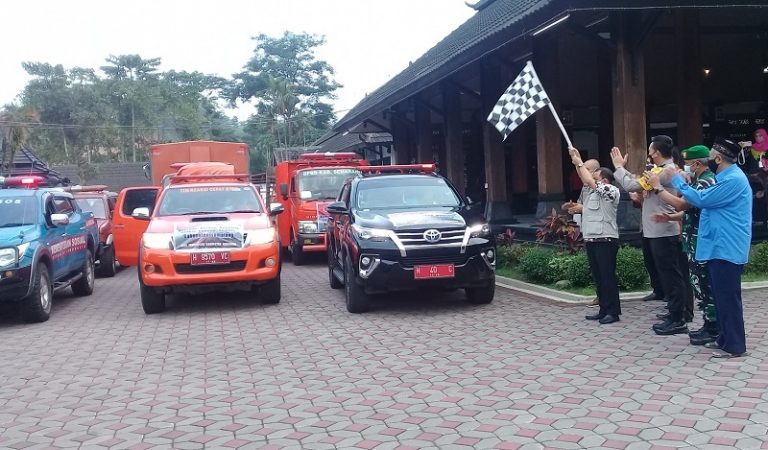 Bupati Ngesti Nugraha Lepas Konvoi Bantuan untuk Korban Semeru