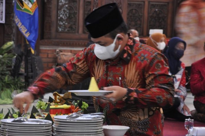 potong tumpeng