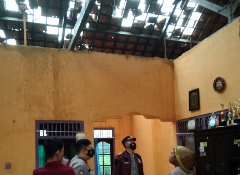 Puting Beliung Osak Asik Bandungan dan Bawen, 7 Rumah Rusak 1 Rumah Tertimpa Pohon