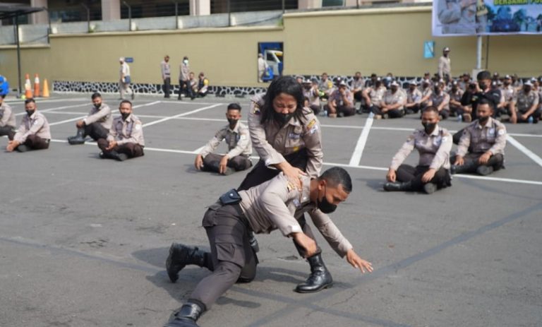Upacara HUT ke-41 Satpam: Atraksi Pecah Batako di Polres Semarang hingga Seragam Baru Upacara HUT ke-41 Satpam: Atraksi Pecah Batako di Polres Semarang hingga Seragam Baru