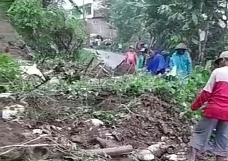 Hujan Deras di Ungaran, Jalan Desa dan 3 Rumah Warga Kalisidi Tertimpa Longsor