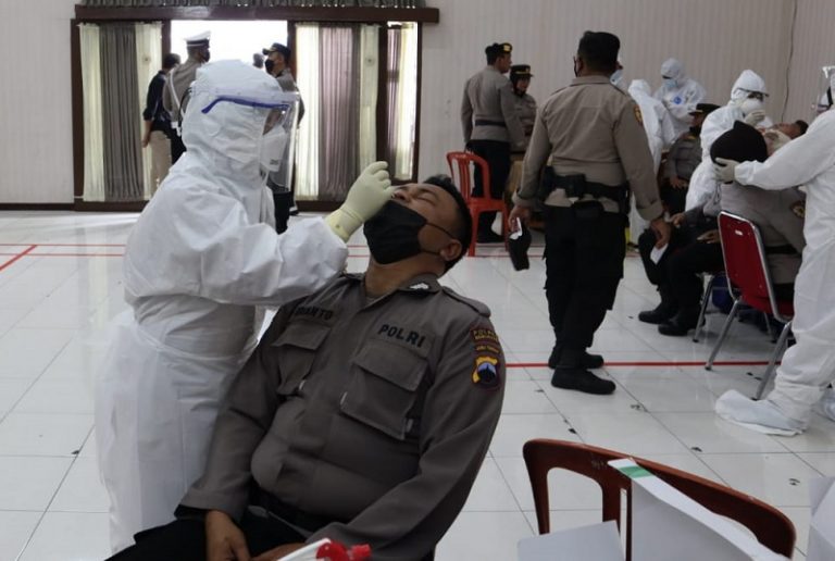 Ngantre Usai Apel Pagi, Ini yang Dilakukan Personil Polres Semarang Ngantre Usai Apel Pagi, Ini yang Dilakukan Personil Polres Semarang