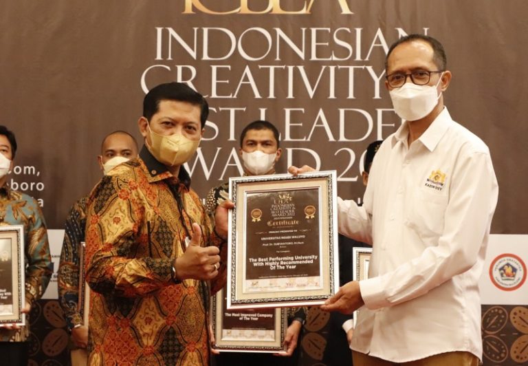 Rektor UNW Ungaran Raih Penghargaan “The Best Performing University With Highly Recommended of The Year”