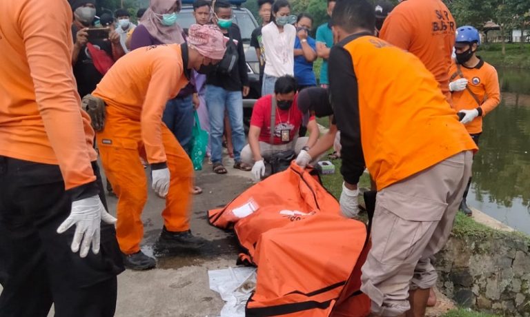 Mayat Pria Bertato “Hopes & Robert” Mengambang di Sungai Tuntang