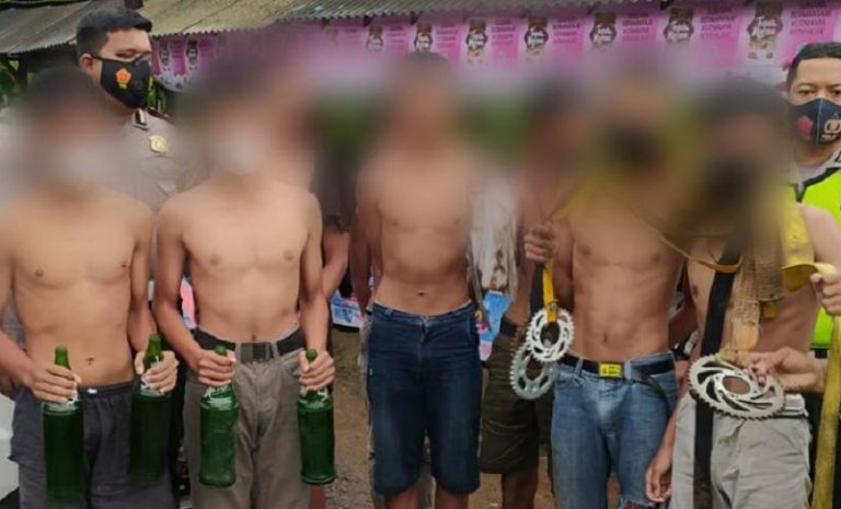 8 ABG Ini Berbahaya!! Lepas Sekolah Bawa Sajam dan Gir Motor 8 ABG Ini Berbahaya!! Lepas Sekolah Bawa Sajam dan Gir Motor
