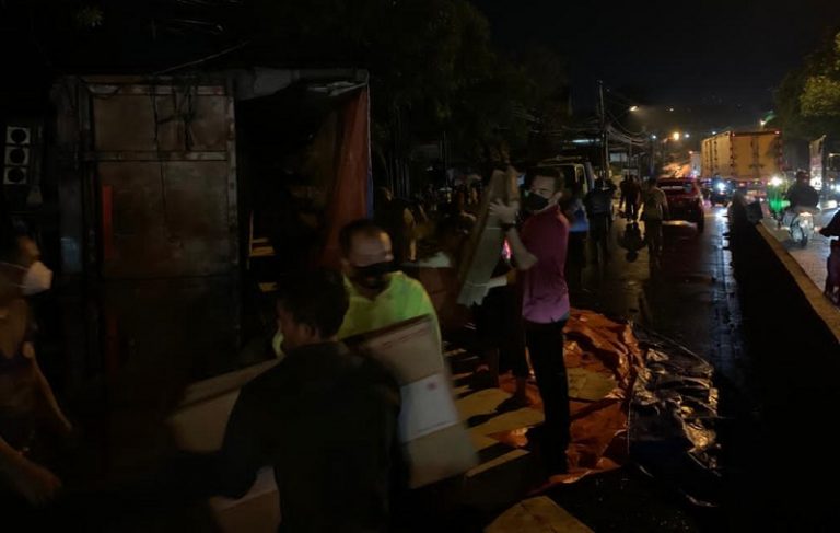 Truk Rem Blong Terguling di Depan Mapolres Semarang, Kapolres dan Anggota Usung Kardus