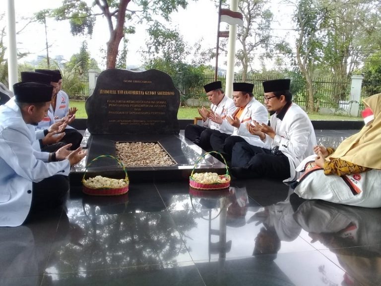 Ziarah Makam Pahlawan Gatot Subroto, DPD PKS Kabupaten Semarang Berikan Penghargaan