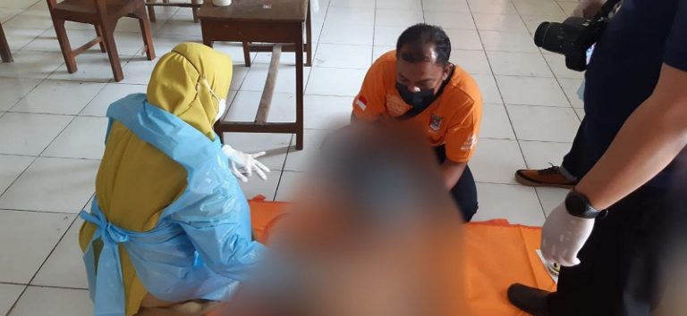 Dipicu Masalah Rumah Tangga, Pekerja Bangunan Gantung Diri di Pintu Kelas SD Kupang Ambarawa