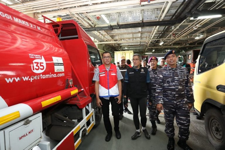 Angkut BBM dan Logistik, KRI Makassar Bikin Plong Warga Karimunjawa Angkut BBM dan Logistik, KRI Makassar Bikin Plong Warga Karimunjawa
