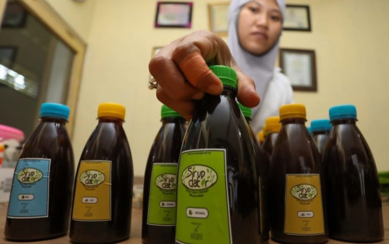 Kreatifitas Warga Kendal Olah Daun Kersen Jadi Sirup Berkhasiat