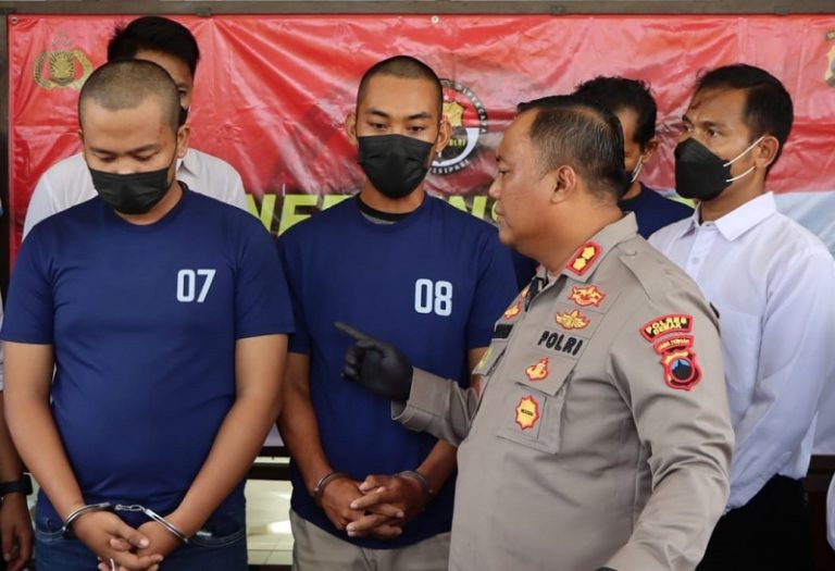 Karyawan Pabrik Kolaborasi Sopir Ekspedisi Gondol Mesin Thermostat