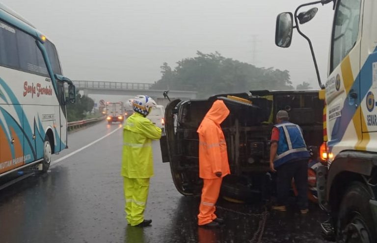 Truk Warga Susukan Terguling di Tol, Sebabkan Kecelakaan Karambol