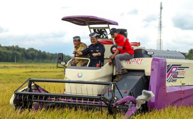 Mentan Bersama Bupati Semarang Panen Raya Padi Kelomtan Pangudi Desa Boto