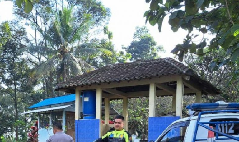Hii Serem!! Ikuti Petunjuk Google Maps, Dua Pengendara Mobil Tersesat di Makam Umum Bawen