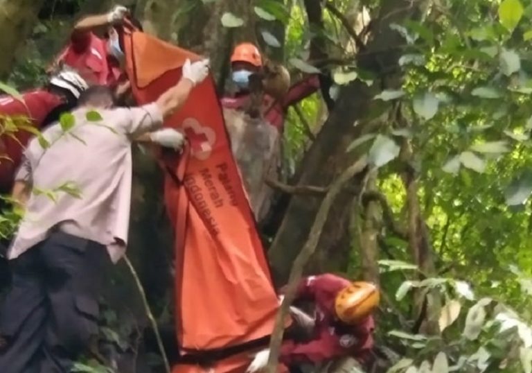 Mak Jenggirat!! Pencari Bonsai Nemu Mayat Menggantung di Semirang