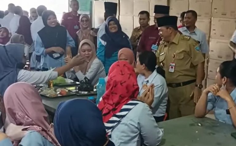 May Day di Ungaran, Bupati Bagikan Bantuan dan Makan Siang Bersama Karyawan