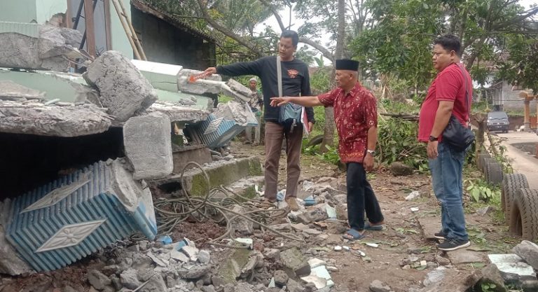 Warga Kandangan Bawen Tewas Terjatuh dan Tertimpa Bangunan Warga Kandangan Bawen Tewas Terjatuh dan Tertimpa Bangunan
