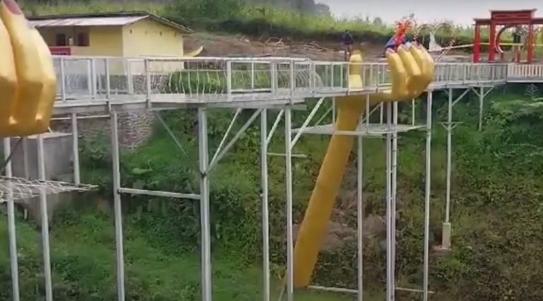 Pyarr!! Jembatan Kaca Limpakuwus Pecah, 4 Wisatawan Terjatuh, 1 Tewas