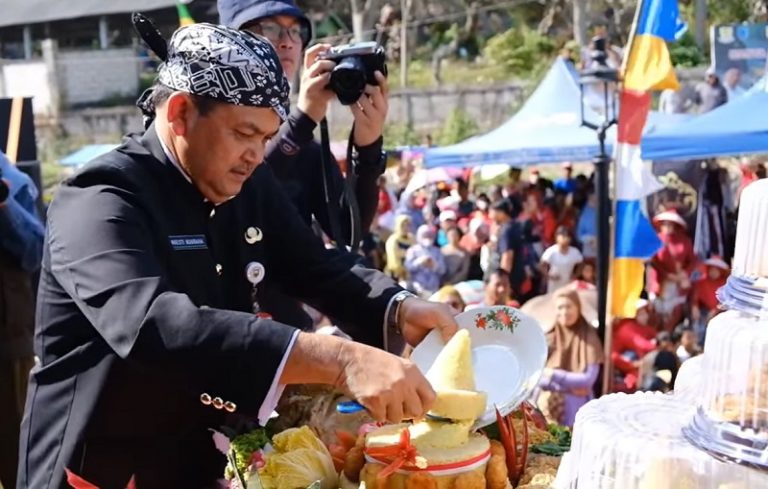Seribu Tumpeng Meriahkan Grebeg Kenduri Kampung Kupang Ambarawa