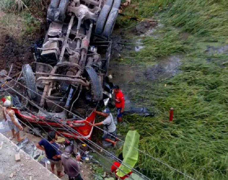 Rem Loss Doll! Truk Tangki Tabrak Mobil, Lalu Lindas Mengendara Motor, Lalu…