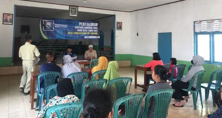 Mahasiswa KKN UIN Walisongo Bantu Perangkat Desa Tlogo Salurkan BLT