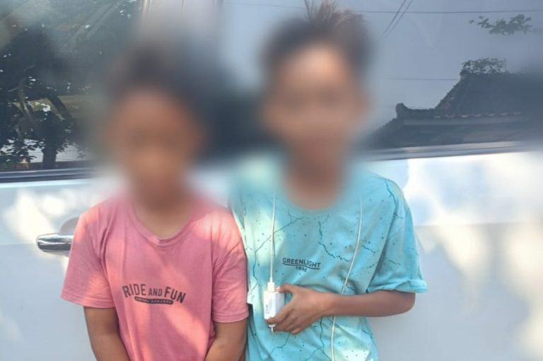 Dua Bocah SD Ini Nekat Kendarai Motor tanpa Helm dari Madura
