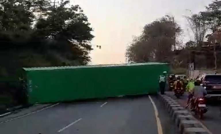 Duh! Kontainer Terguling di Bawen Nyaris Menimpa Prona Berpenumpang