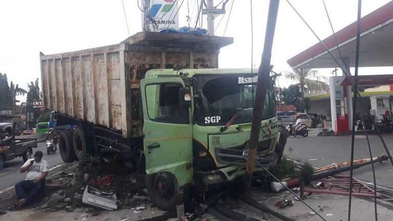 Rem Dirasa Loss Doll, Sopir Ini Tabrakan Truk Dump ke Taman SPBU Ungaran