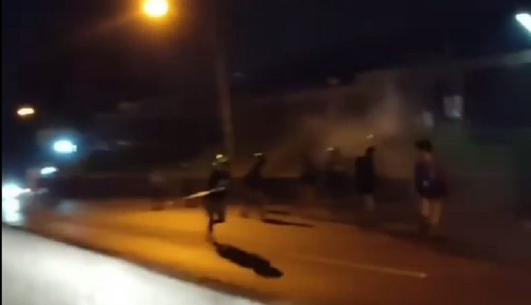 Dua Kelompok Bersenjata Pedang Pajang Tawuran di Tanjakan Lemah Abang Bergas