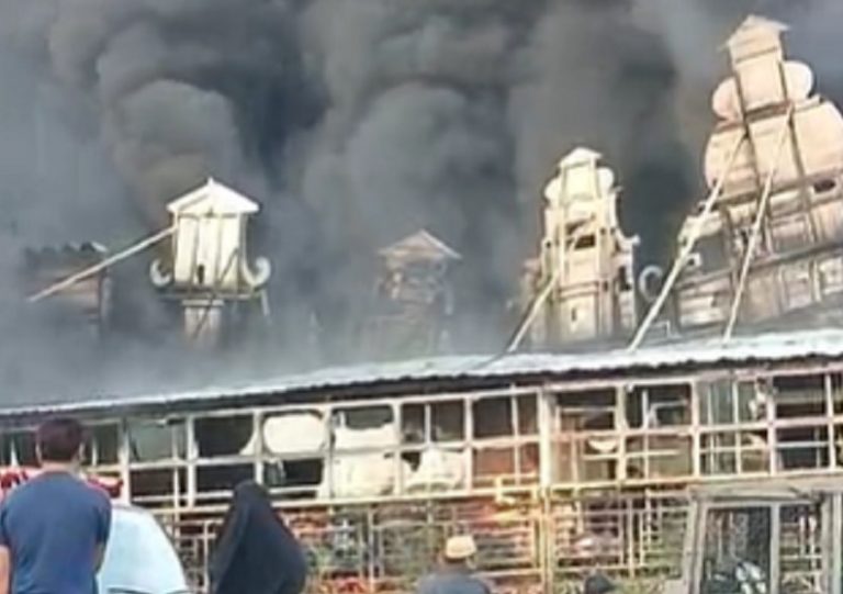 Dar!!! Cafe Pujasera Wisata Celosia Terbakar, 8 Mobil Kebakaran Diterjunkan