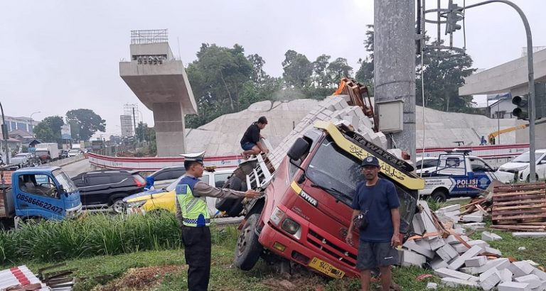 Saat Traffic Light Exit Tol Bawen Merah, Sopir Tabrakkan Truk Loss Doll ke Taman