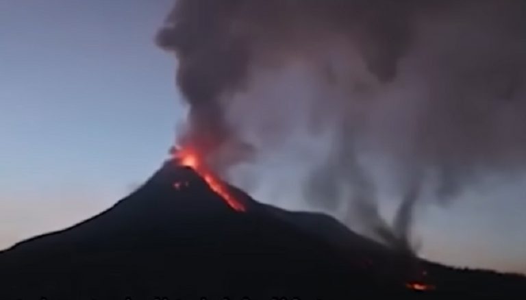 Gunung Lewotobi Laki-Laki Erupsi Lagi, 30 Penerbangan ke Lombok Ditunda