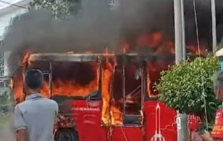 OTW Menuju Terminal Gunungpati, Trans Semarang Mendadak Terbakar